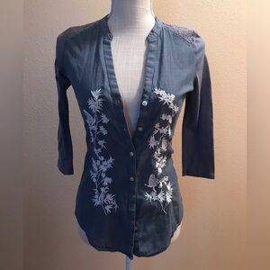 Light denim quarter sleeve top